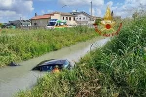 Scontro tra auto, vola nel canale
