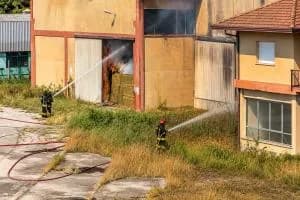 Tutti bloccati in coda davanti al capannone che brucia