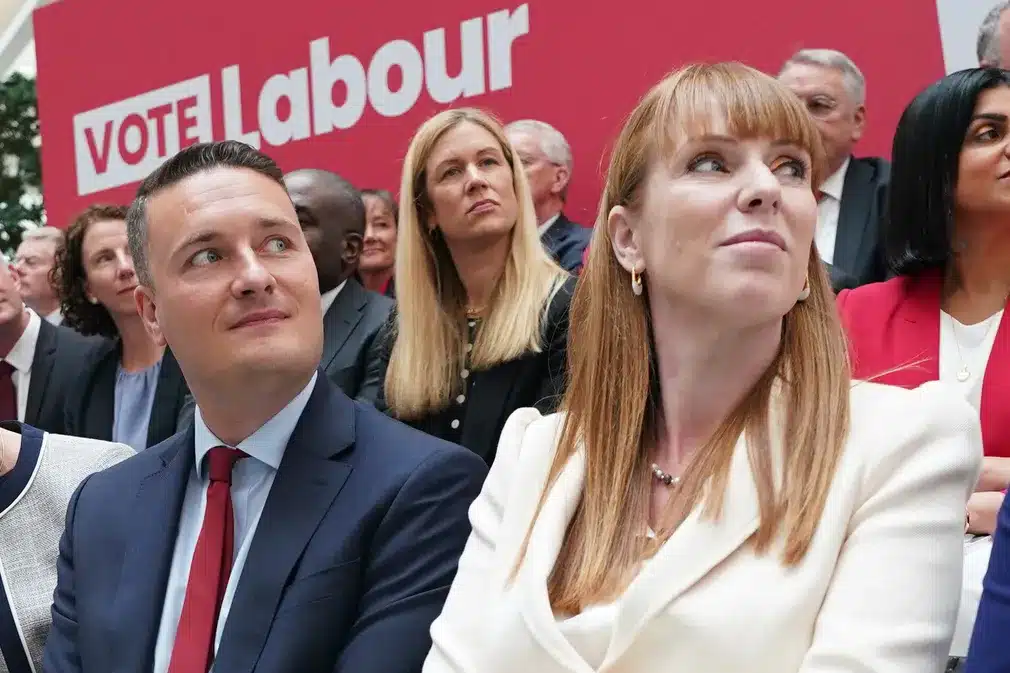 Labour britannico, si apre la corsa alla leadership: Streeting e Rayner in primo piano