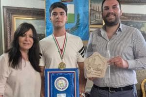 Il campione di pesca ricevuto dal sindaco
