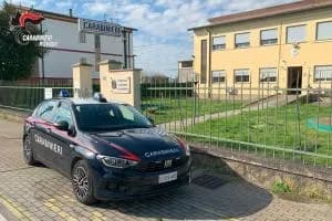 E' ai domiciliari ma va a spasso. Poi aggredisce i carabinieri e sfascia la camera di sicurezza