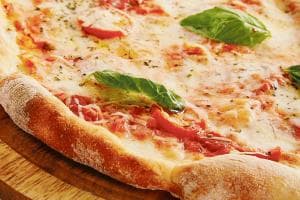 "Niente pizza a chi viene in canottiera"